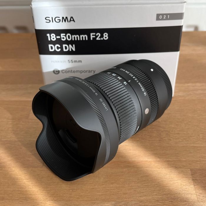 Obiectiv Sigma 18-50 mm f2.8 constant pentru Fujfilm, ca nou, la cutie