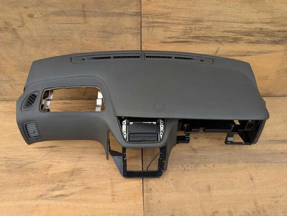 Торпеда панель на Ниссан Эльгранд Е50