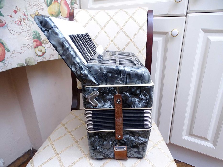 Много запазен стар акордеон Велтмайстер 40 баса