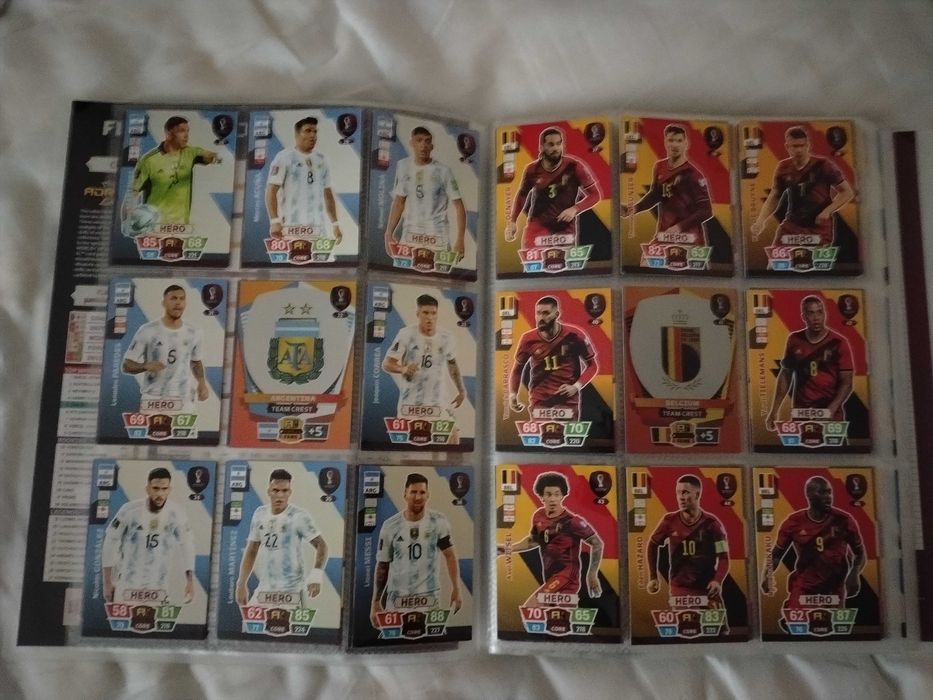 Колекционерски албум за карти  Panini World Cup Qatar Adrenalyn XL запълнен с всички карти