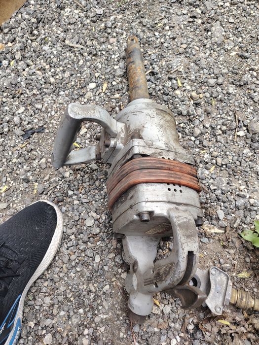 Pistol pneumatic pentru desfăcut roti