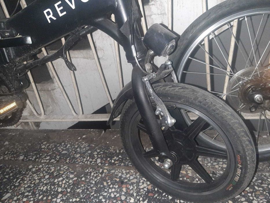 de vanzare bicicleta electrica revoe folosita  3 luni