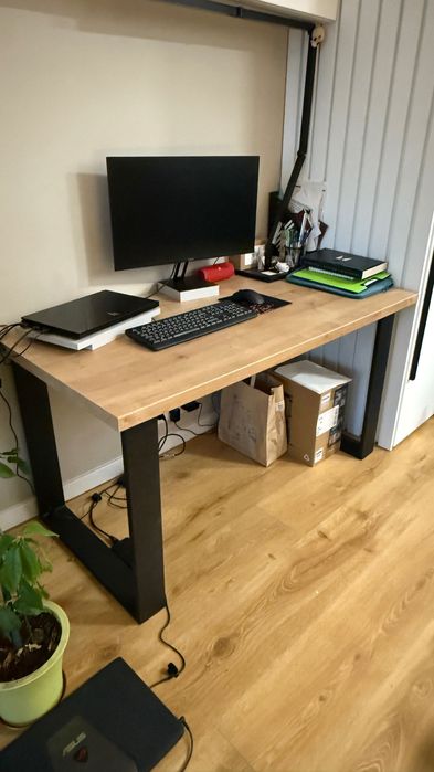 Бюро / Маса / метални крака / плот 70/140