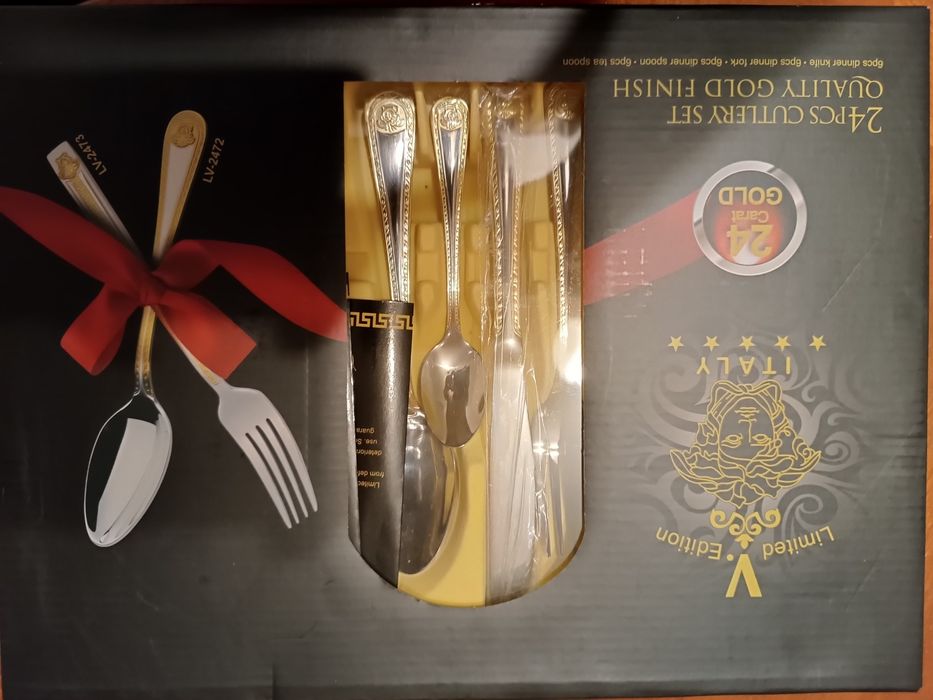 Vând set tacamuri nou