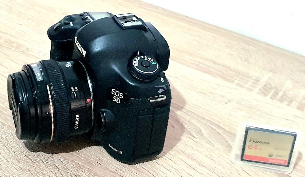 Canon 5D mark III + Canon 50mm 1.4 + 2 carduri de 64gb