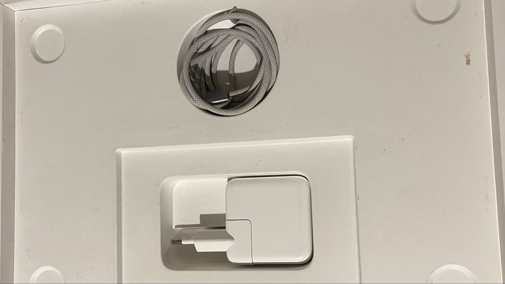 Macbook 13.6 - inch M2 256GB