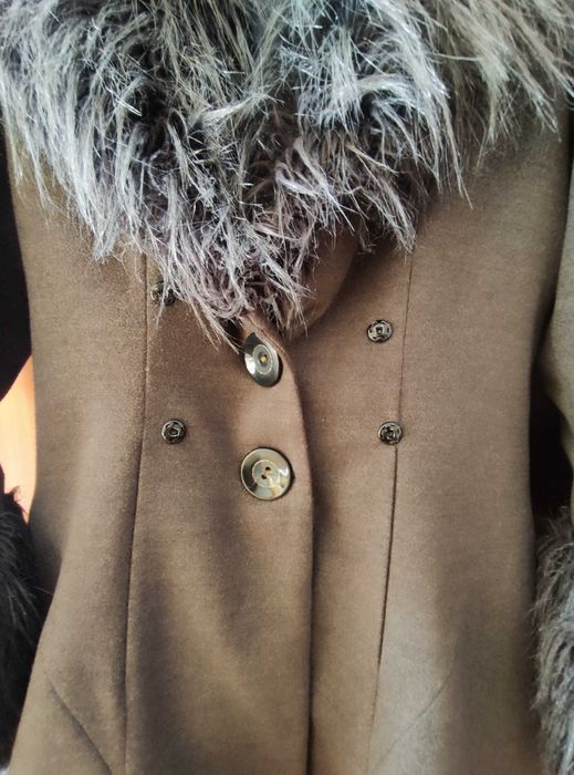 Елегантно дамско палто от фина вълна