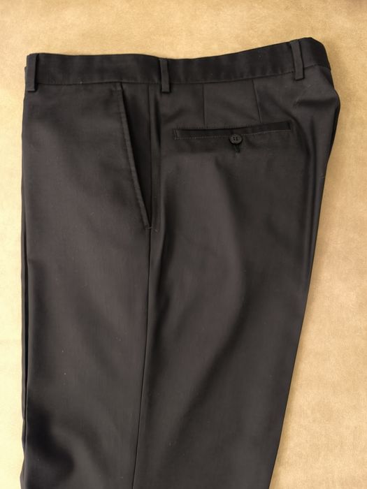 Продавам черен  костюм MONNI