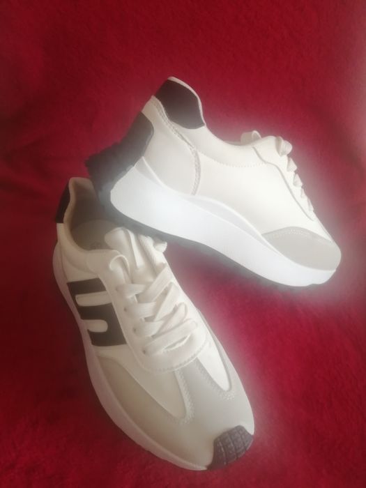 Маратонки нови, номер 38,дамско, черно-бели