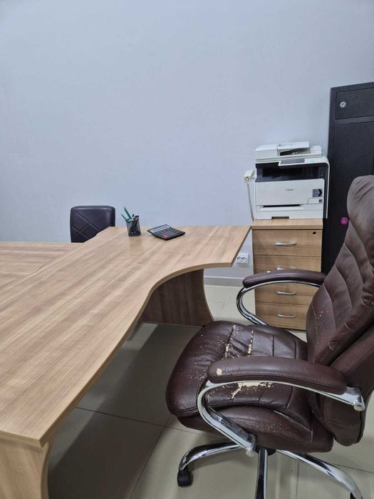 Стол руководителя и шкаф для документов