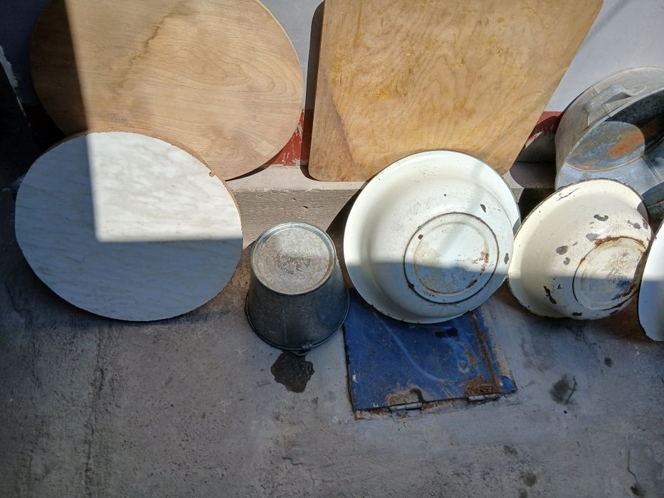 Тазы разные ,ведро алюминь, крышки бачковые , доски для теста.