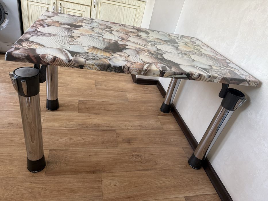 Продаю стол кухонный