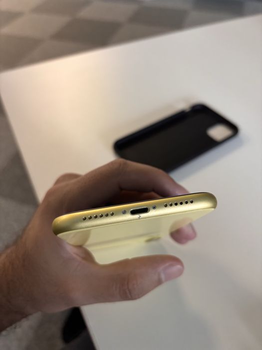 Iphone 11  Yellow 64 gb
