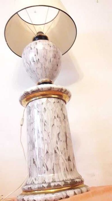 Veioza cu pedestal din portelan decor