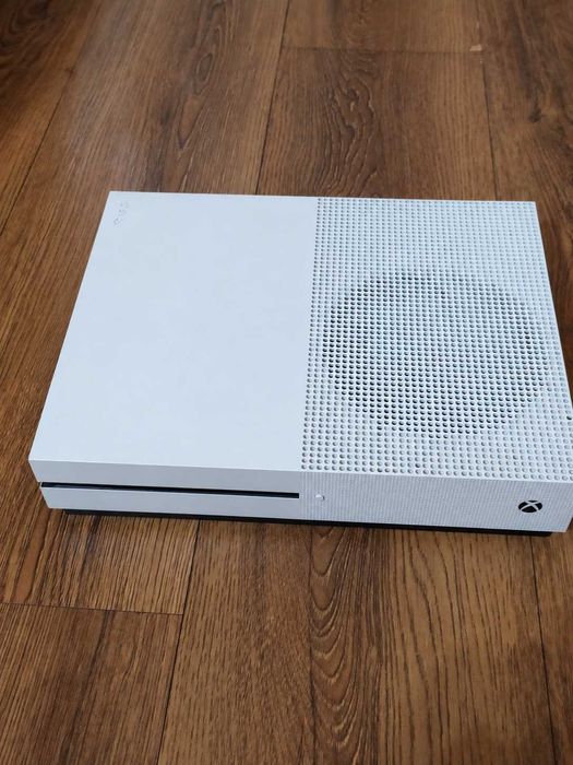 Xbox one S + FIFA19 Stocare 1TB prefer predare personal