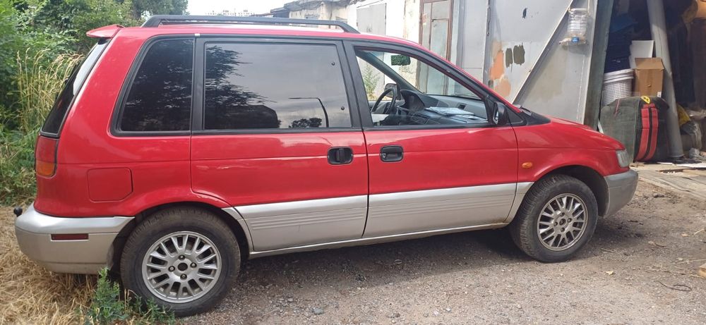 Машина Mitsubishi Space runner
