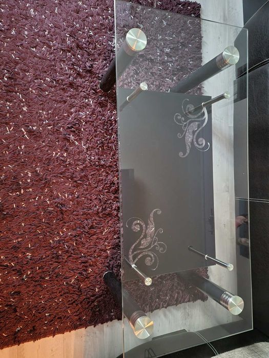 Продавам стъклена холна маса