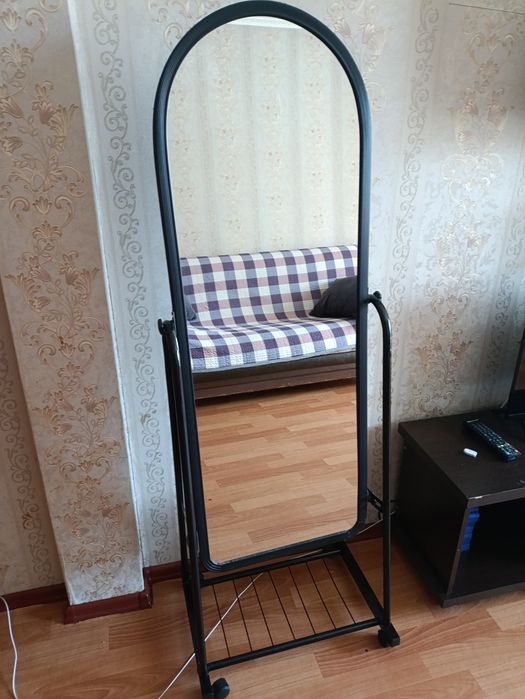 Продам напольное зеркало на колесиках