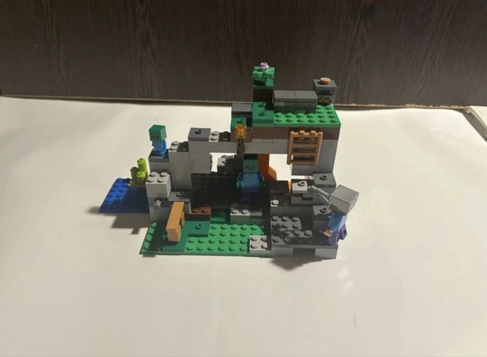 Lego Minecraft - The Zombie Cave (21141)