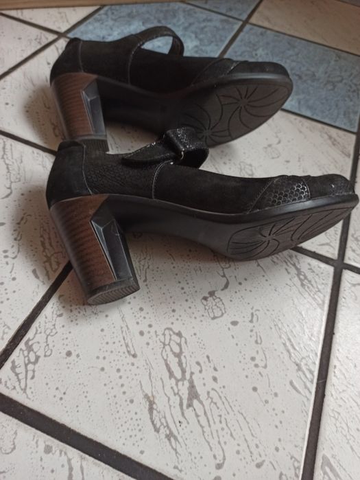 Продавам черни обувки от естествен набук удобни номер 38