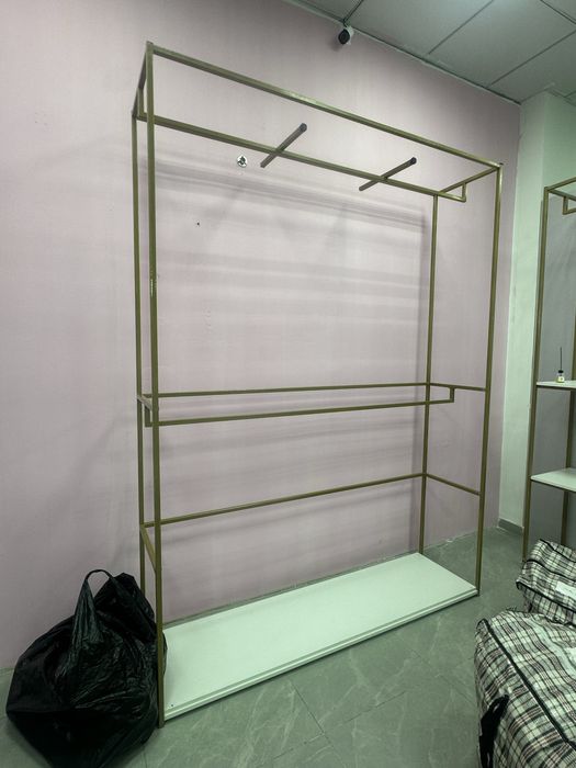 Полки, стойки для бутика