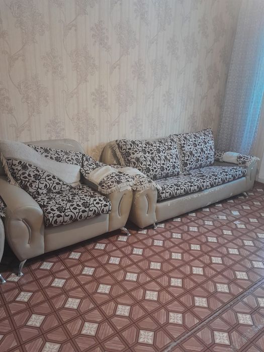 Почти даром диван и два кресла