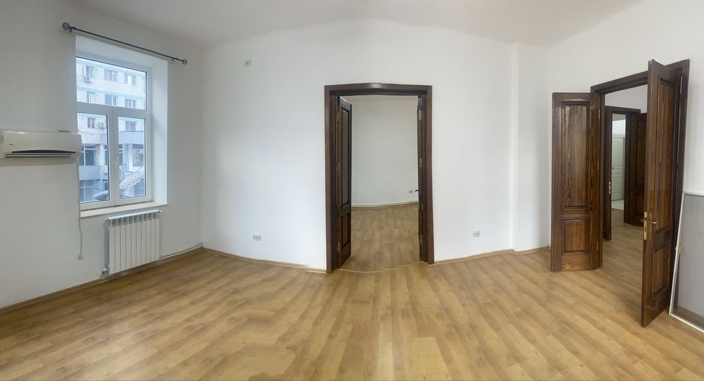 Se vinde Apartament 5 camere, etaj 1, zona Tomis Mall, strada Stefan cel Mare