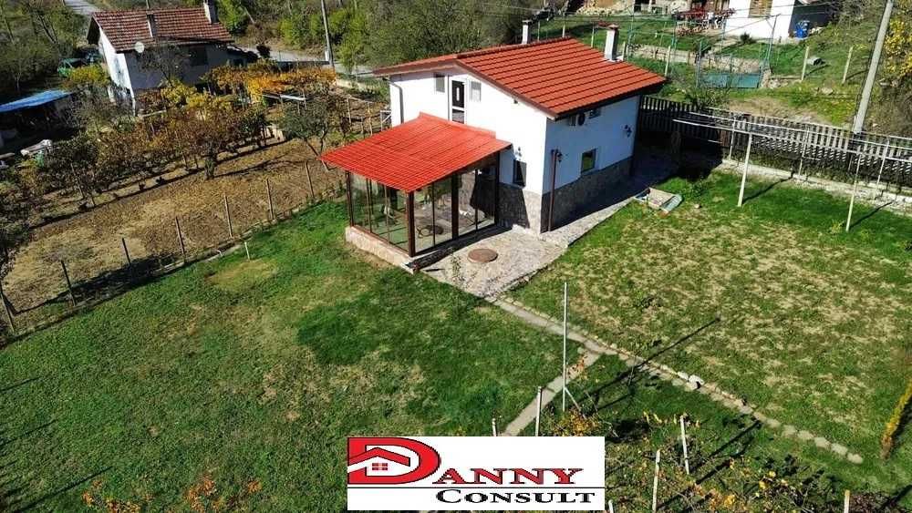 Двуетажна къща с двор в с. Малки чифлик, общ. В.Търново