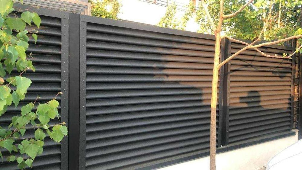 Garduri din panouri stil jaluzele, sipca metalica, tabla, plasa si BCA