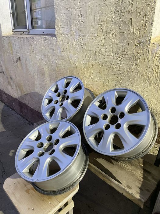 Продам литые диски R15 от Toyota