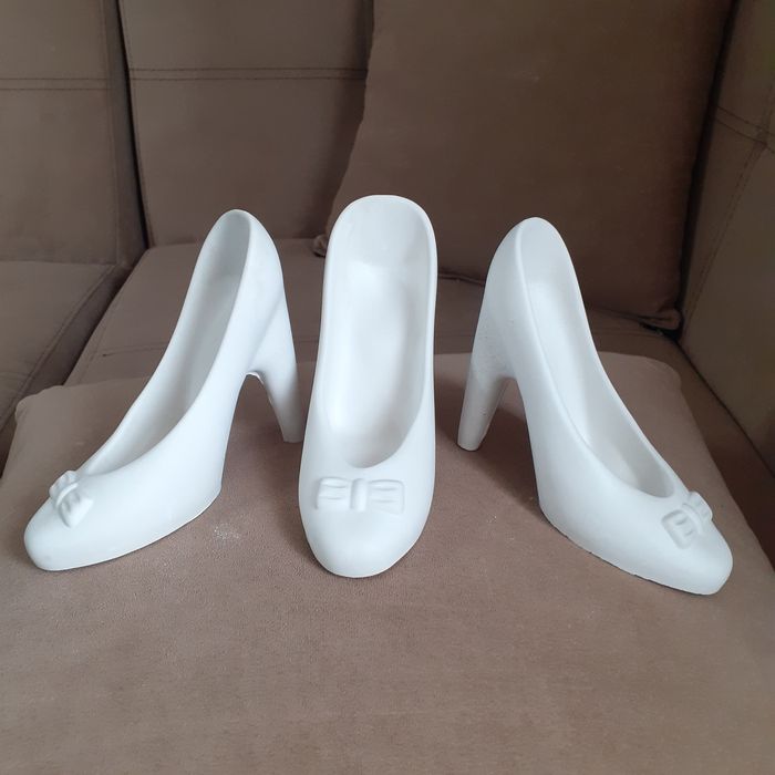 Кашпи,ръце, обувки и фламинго  за декориране.