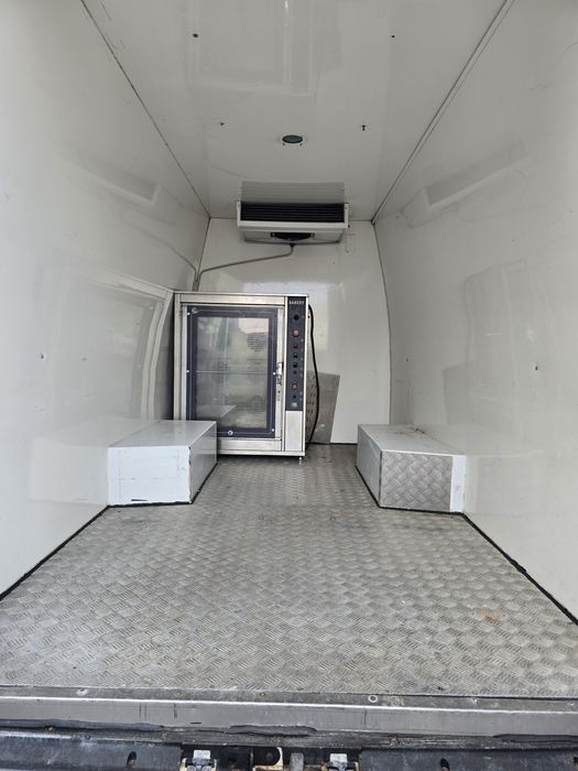 Продавам бус Iveco Daily 35-180 ХЛАДИЛЕН  2017г