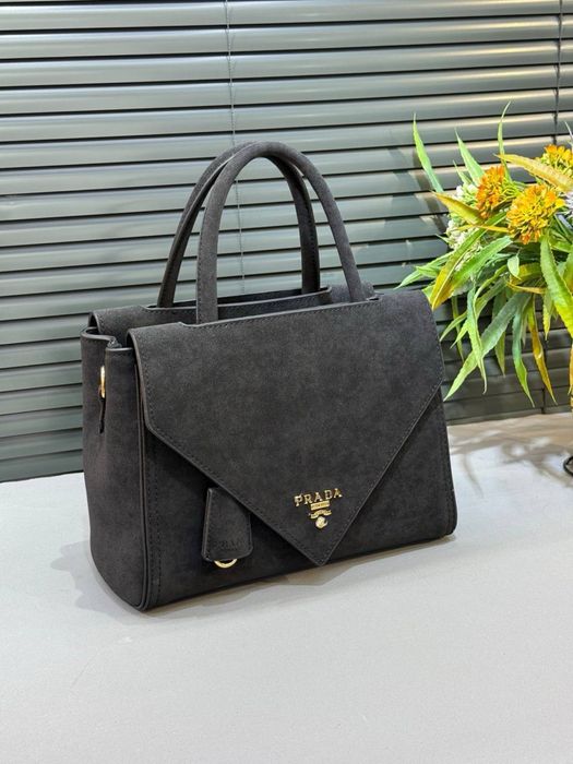 Geanta Prada noua !!! Dimensiuni 25/21 !!!