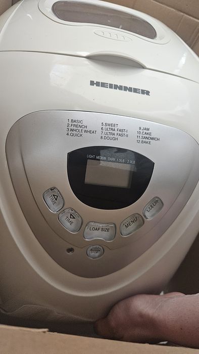 Mașina de făcut pâine heinner 690