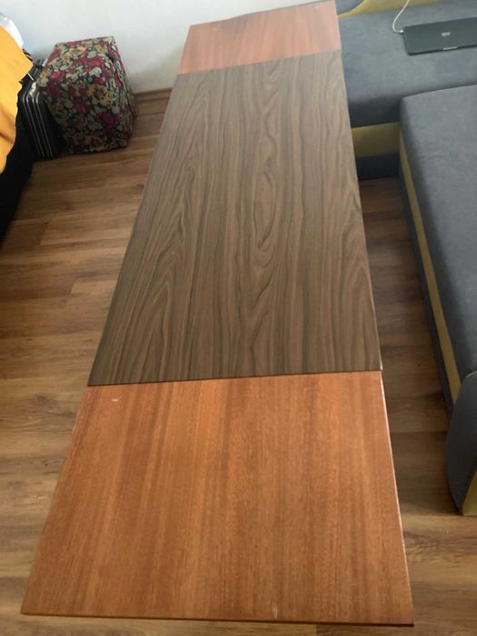 Холна маса масивна и здрава. 120 лв.