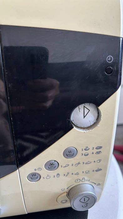 Микроволновая печь Electrolux требуется ремонт.