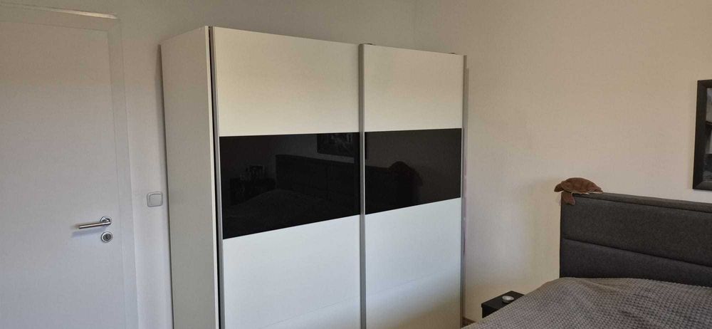 Продавам бял  гардероб с плъзгащи се врати