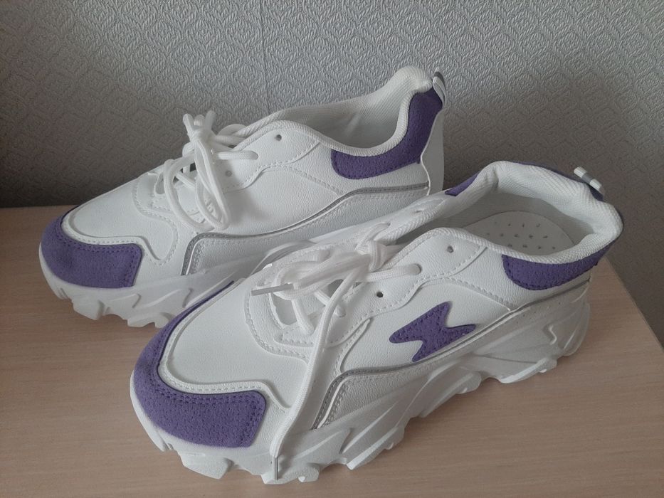 Продам новые кроссовки