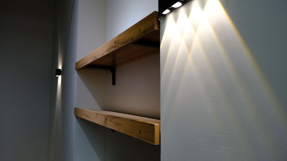 полки из дерева для салона