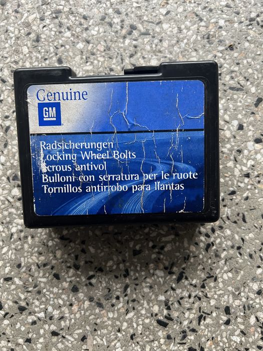 Секретни гайки GM.