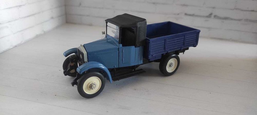 Продам советские модели автомашин в масштабе 1/43. Металлические.