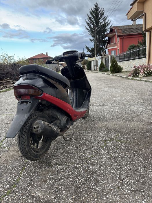 Скутера е със чистонови части пали върви всичко му е добре