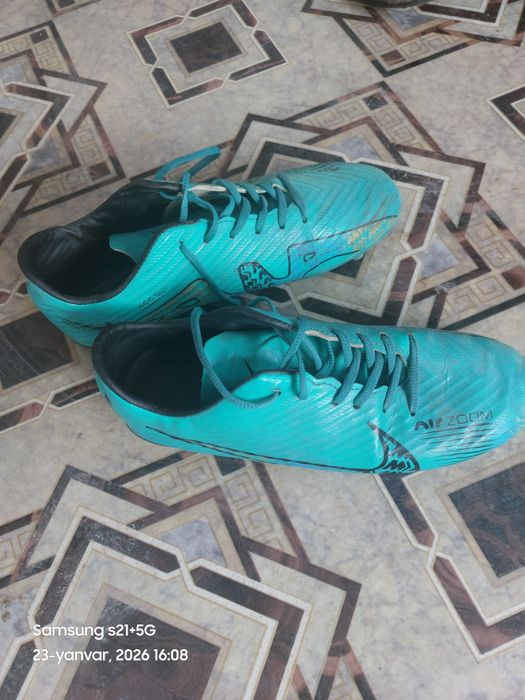 футболный бутси холати ало даражада кам кийилган