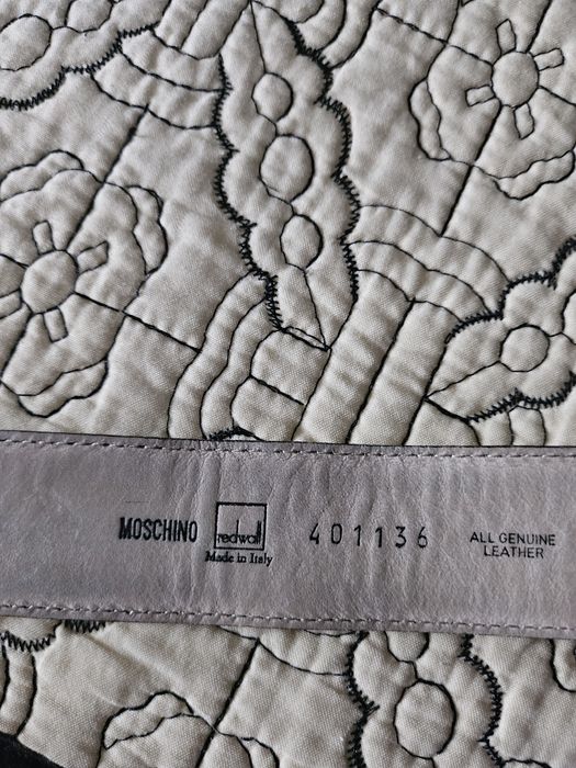 Curea Moschino din piele.