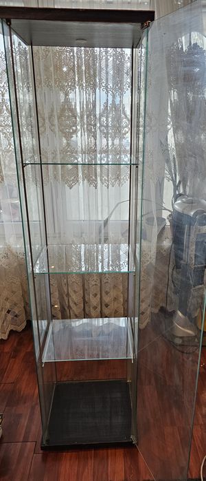 ЗАПАЗЕНА ДО СЪБОТА  Стъклена витрина