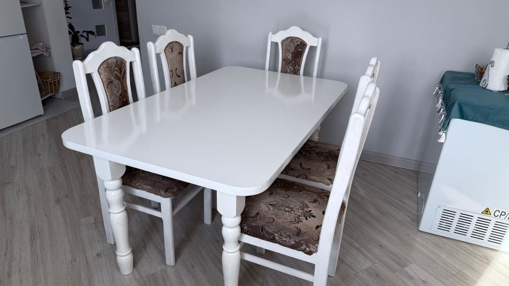 Кухонный стол со стульями