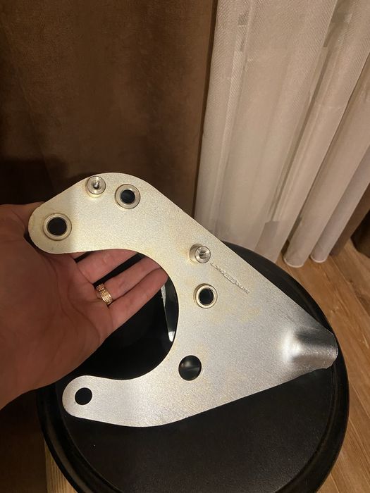 Продам кронштейн задней опоры МКПП