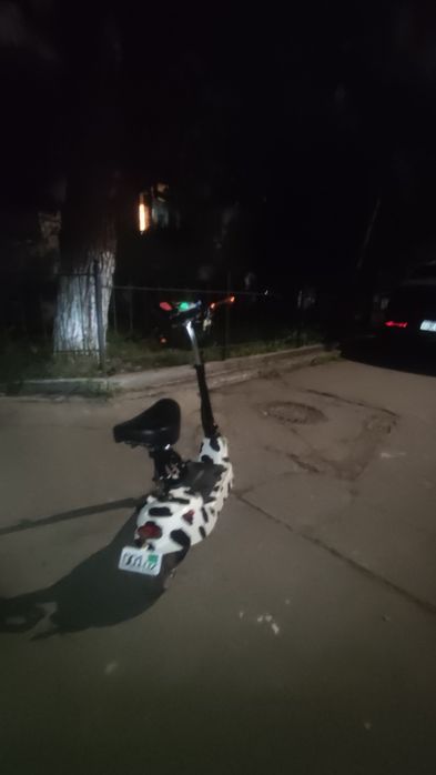 Скутер 20-25km/h . До 100 процентов 4 часа заряда. Хвотайт на 20km ход