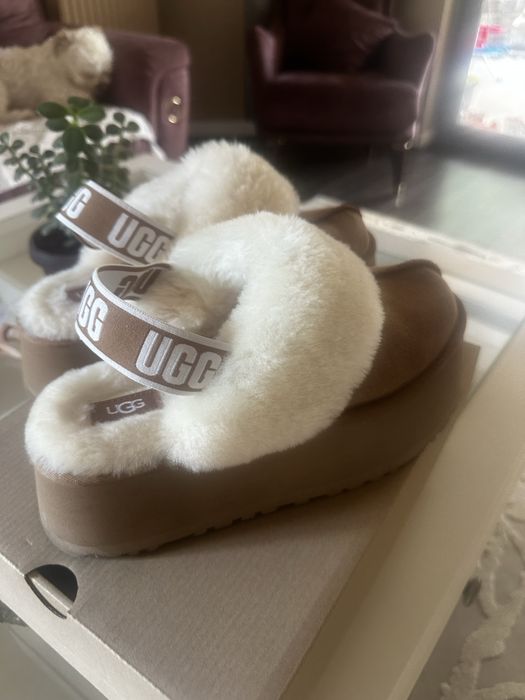 Ugg-uri aproape noi,o singura purtare