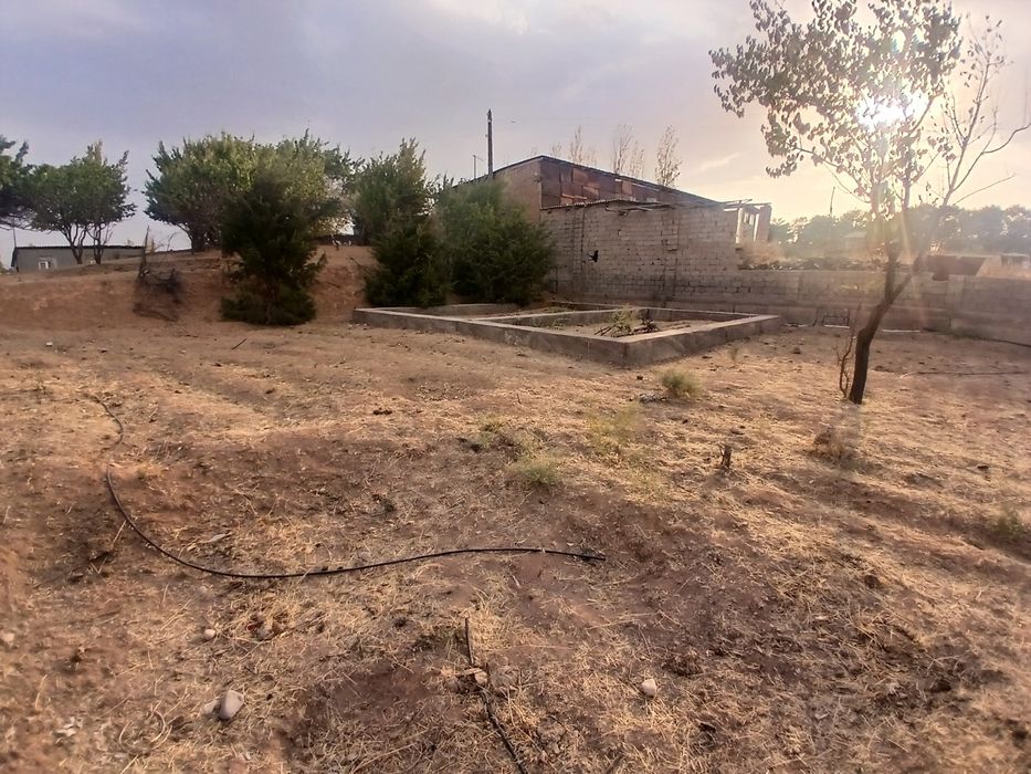 Yer sotiladi 6 sotih dacha uchun.